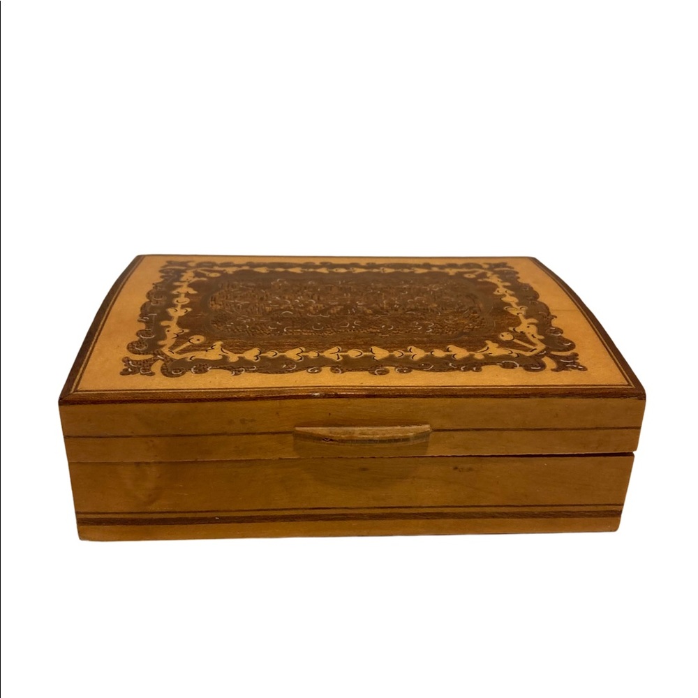 Vintage Small Wooden Decorative Trinket or Jewelry Box!